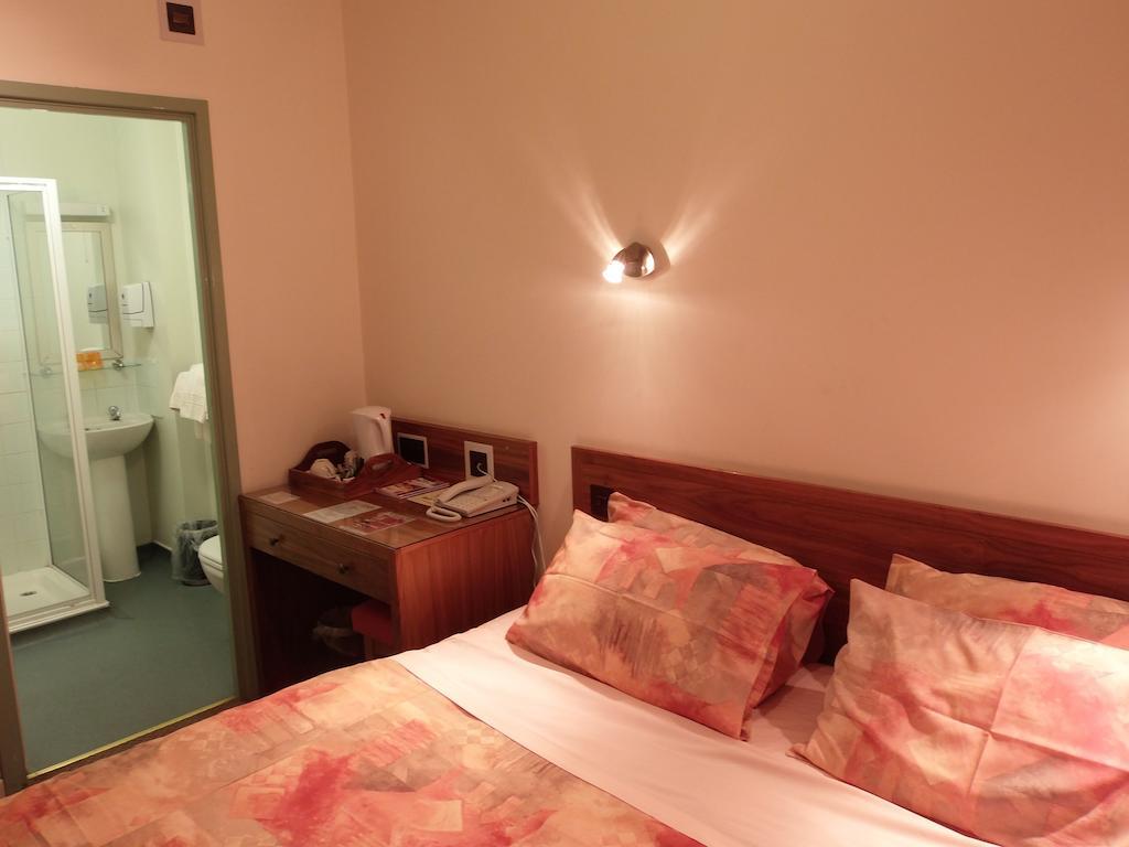 ولفرهامبتون The Robin 2 Hotel الغرفة الصورة